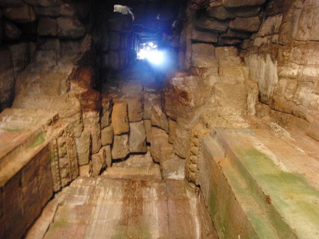 上を見たら<br /><br />わずかな隙間が。