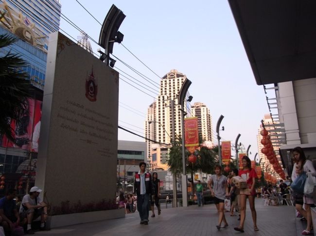 プラトゥーナムのフアッションモール前で休憩。<br />みんなスタイルいいですね〜。