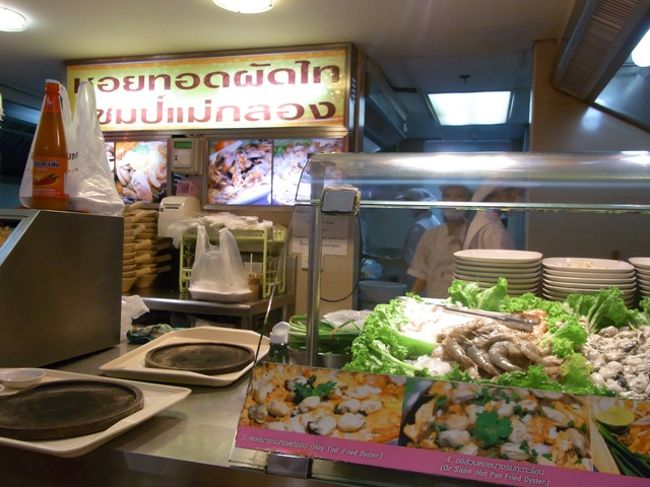 フアッションモールの上のフードこートで昼食。<br />ここは広いですね。でもいつも人がいっぱい。<br />さて、今回もカキのオムレツを注文。<br />