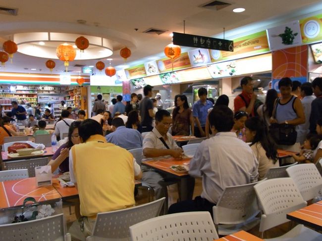 お昼時間は本当に混んでいますが、広いのでテーブルも沢山。すぐ座れますよ。