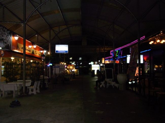 ＣＯＣＯ　ＷＡＬＫを内側から通りを見るとこんな感じです。<br />以前は、タイスキの食べ放題のレストランが入り口にあったのですが、今はビヤホール？ＢＡＲ？みたいになっていました。客がぜんぜんいません。前のほうがにぎわっていたのに。食べ放題は経営が難しかったのかな？<br />