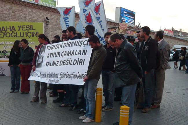 イスティクラル通りをブラブラ　上ってゆくと・・・<br />周りには機動隊員が取り囲んで、　メーデーが近い！