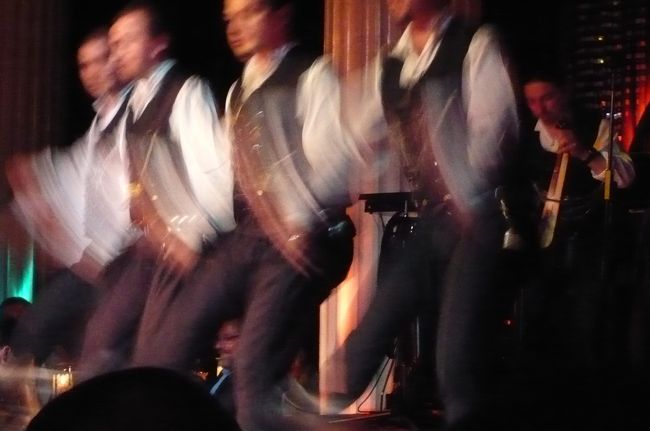 一人目のベリーダンサーはさすがに　ベテランらしく！　次は女性と男性５人の民族舞踊、それが終わると、女性が４人の観客を舞台に誘う。　な　な　なんと　その内の一人は　わたし！　　　　まーいーいか!(と　言うわけで　写真は無し！）<br />男性５人の力強いダンスもあり。