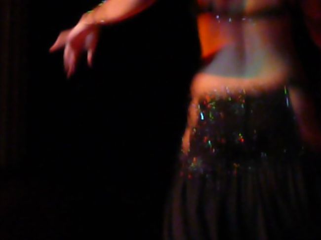 二番目のダンサーは若いひと、踊りの後、写真家がお客さんとのツーショットを！