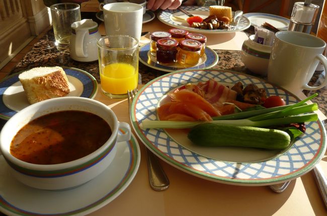 ４月３０日（金）<br /><br />　ホテルでの朝食、　欧州の方々は陽ざしのなかが好きですねー。　　今朝も窓越しに海を眺めながら。、