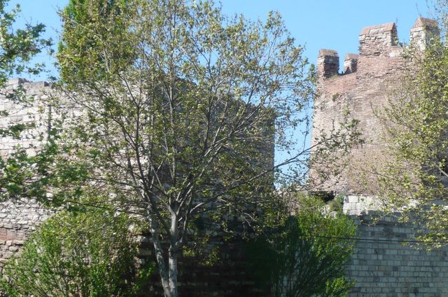 ゴールデン　ホーンを右に眺めながら、快適にバスの旅。海からの外敵に備え　それは　それは　堅固な護り。<br />Eyup Sultan Mosqueの横を通り、　