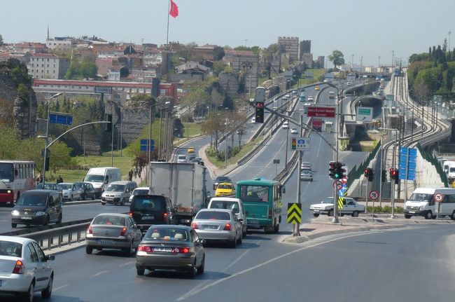 城壁に囲まれた街です。こんどはマルマラ海が見えてきました。　魚市場もあり、<br />ここまでは　快適な旅！　　いよいよ旧市内の観光のポイント、　ブルーモスクへの道が大混雑、全く前に