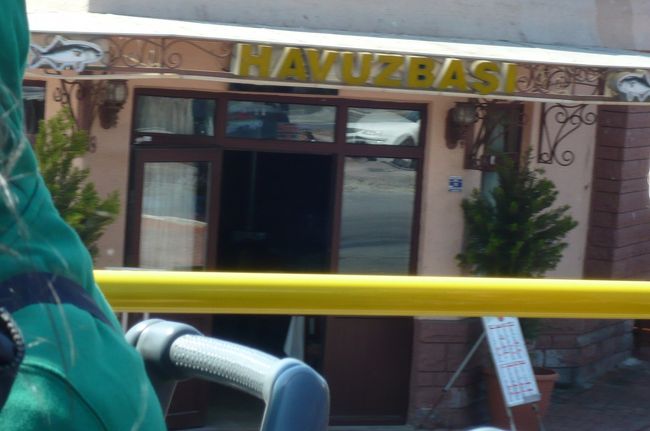 満員に近かったバスの乗客もほとんどが　降りて、　徒歩でブルーモスクへと。<br />こんなお店もありました。　ここが本店なのね。