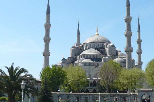 ようやく　進み始め　モスクが見えてきました。　後ろから見ても　きれいです。