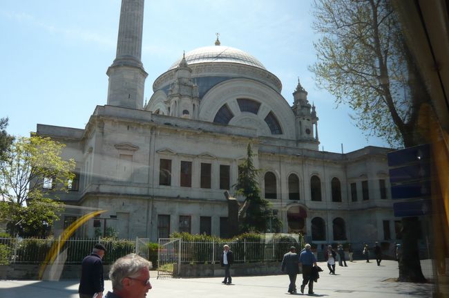 地下宮殿近くまで、　渋滞で　とっくに２時間かかっている。バスの運転手さんに２時から予定があるのにと言うと、心配してくれたが、渋滞はどうする事も出来ない。<br />まあ　なんとか間に合いそう、このままバスでタクシム広場まで。