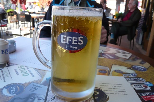 ようやく出発したタクシム広場へ。　ホッと広場を眺めながら一息！<br />