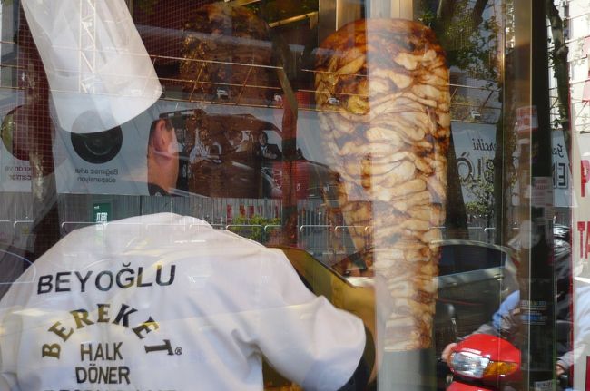 近くには名物のケバブ屋さんも。