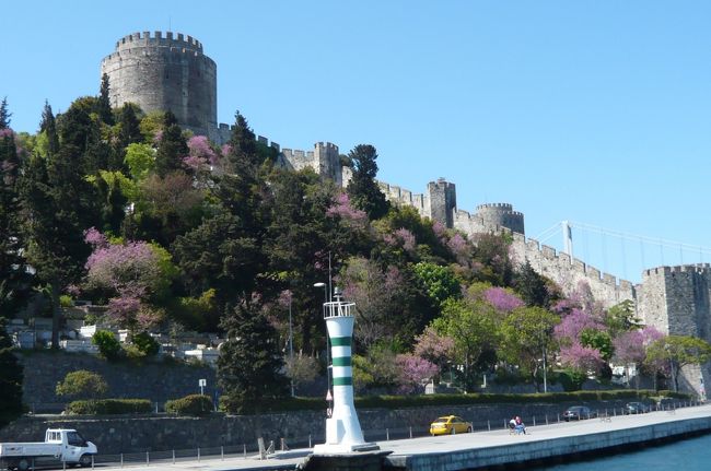 ２時　ボスフォラス海峡クルーズ。<br />両岸は超高級リゾートマンション　ホテルが。宮殿や豪邸を改装して。<br />船のデッキからは　すばらしい眺めですが、　風が強く・・・　それでも頑張って楽しみました。<br />