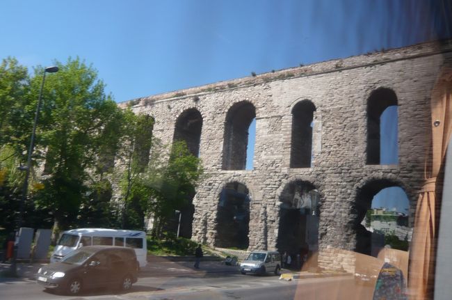 グランドバザールへ向かいます。水道橋も見えます。　ローマの建築技術は凄い！