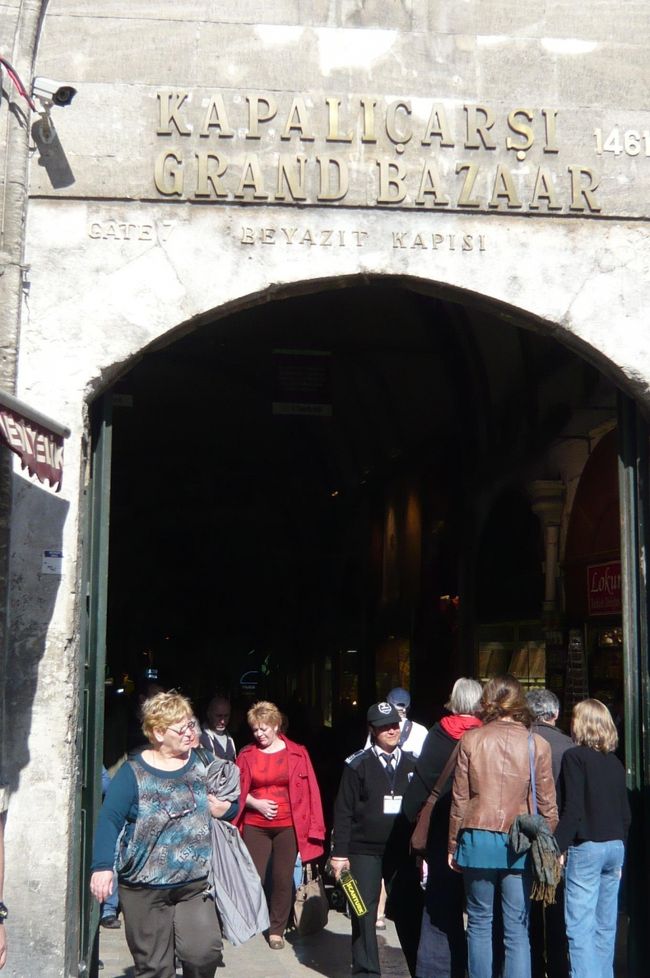 グランドバザール着、　以前と比べると綺麗になっています。　　大きな通りには　番号も付けてあり、解りやすくなって。