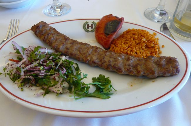 この後、カラキョイ橋のちかくのレストランで夕食。橋のちかくで、バスを降りると、プーンと鯖を焼いた後の脂の臭い！　　そうです。　この辺りは　焼き鯖のサンドで有名ですが、いまでは船の上で焼き立てを買い、自由に味付け、その場で　ガブリッ！　　は出来なくなったとか。　残念！　残念!　あれ　本当に　美味しかったのに。<br />　レンズ豆のスープ　ウルファケバブ(写真）　デザート。　いろいろなケバブをいただきました。　どれも美味しく、トルコ料理はさすが！　デザートだけは食べなかったので、　コメントなし。
