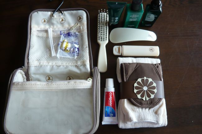 TK-046　２３：５０発にて、　帰国便のアメニティはエルメス、ケースも使い良さそう。