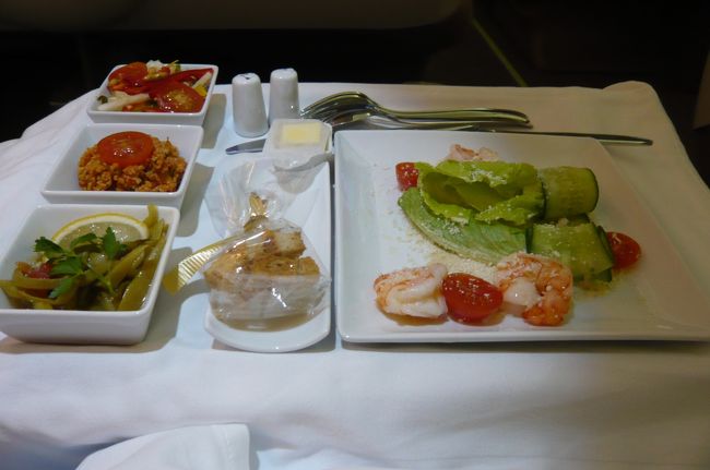 夕食は　海老入りシーザーサラダを。　きれいな盛り付けです。