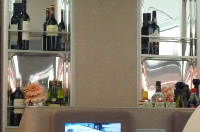 搭乗した時には空っぽだった棚には、　アルコール類がならんでいました。　