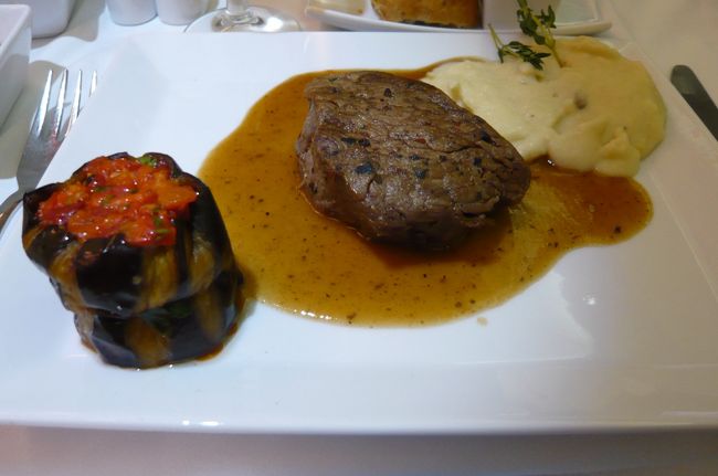 主菜はビーフグリルトルネード　セロリとポテトのピューレ　茄子の詰め物　でした。　大きくて柔らかな肉です。　　茄子がとっても変わった使い方」をするのね。