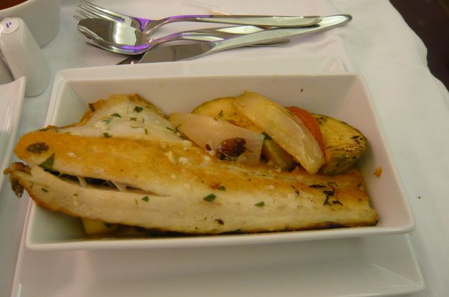 スズキのグリル　これがまた大きく、　美味しい魚料理、　トルコでいただいたポテト　おいしいのです。野菜のおいしさには感動　太陽をあびたせいでしょうか。<br />５月１日　１６：３０　には関空着。１０日間のトルコ旅行、大自然とやさしい人々　おいしい料理に感動の連続でした。　とくに子供達は好奇心いっぱいで、　二度目のトルコは観光地はすこし変わっていましたが、感動できます。<br />戦後の制約が解消される１０年後が楽しみです。　おおいに発展される事を願っています。