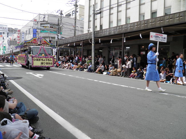 「小田原ちょうちん踊り」のプラカードが…。