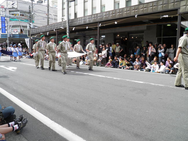 国旗を持っているのはボーイスカウトの人たち。