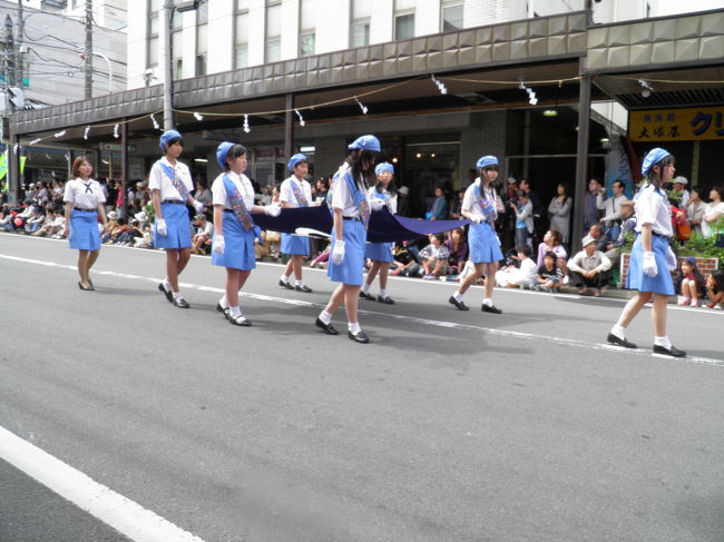 市旗を持っているのはガールスカウトの人達です。