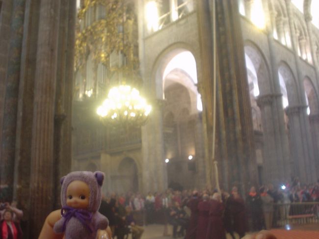 香炉はみんなで引っ張ってコントロールしています。<br />ちなみにこのお香は、ベビーパウダーに似たやすらぎの香りでした。<br />この煙を浴びると身も心も清められるそうです。<br />すっきり☆