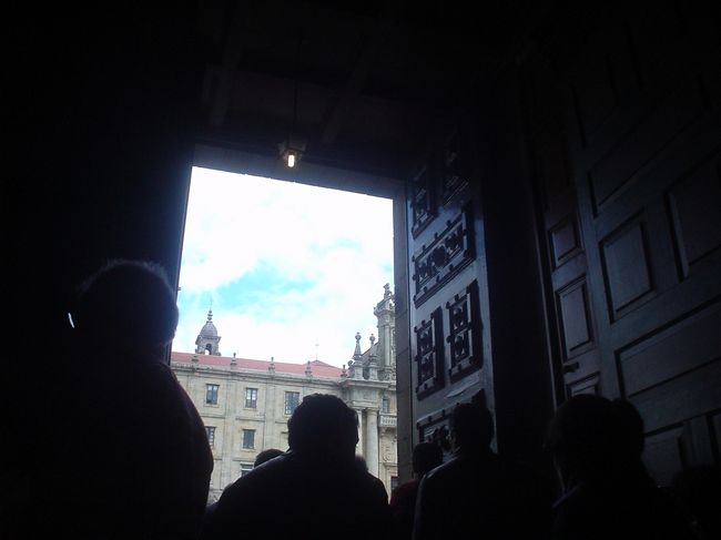 ミサを終えて外に出ます。<br />入ってきたのとは反対の聖堂の左側からです。