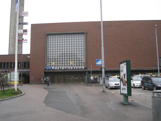 タンペレ駅<br />駅前から延びているのがメイン通りです