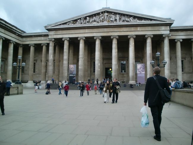 大英博物館。<br />宿泊したホテルから徒歩５分ほどの位置にあった。<br />1753年に博物館として創設された。<br />