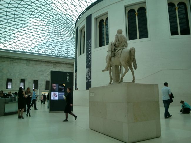 大英博物館の内部。<br />2000年、中庭部は透明の屋根で覆われた。