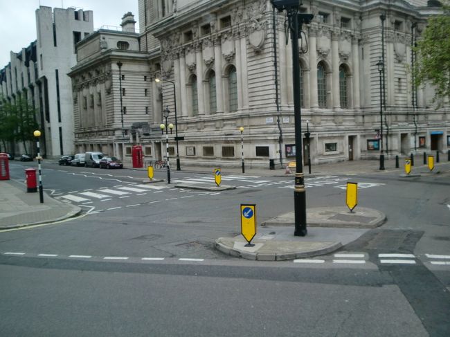 ロンドンは交通規制標識がとても少なかった。<br />景観を考慮して、極力少なくしているのではないか‥。<br />
