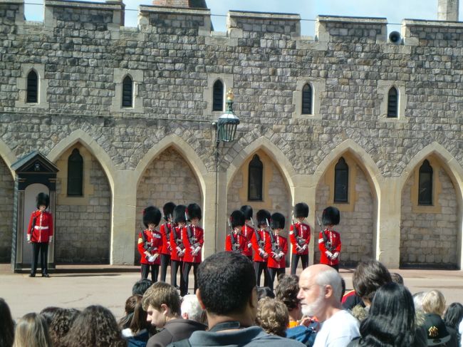 ウィンザー城でも衛兵の交代式が行われた。<br />こちらは時間をかけて長々行っており、終了するまで城から出られなくなってしまった。