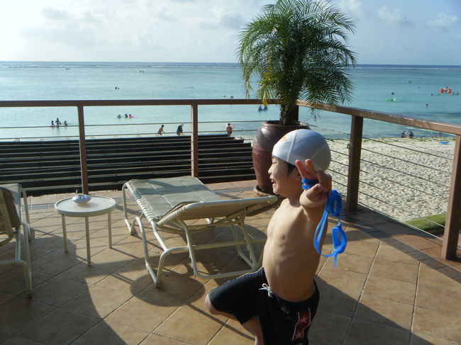 部屋で着替え、プールへ。<br />タオルカードを持参し、タオルをレンタルします。<br />同じ場所で浮き輪に空気も入れてもらえます。<br />プールサイドのチェアは結構空いていました。一日プールで過ごす人のほうが少ないようで、入れ替わりで使用することができます。<br />パラソルはないですが、時間帯によっては、木陰ができます。