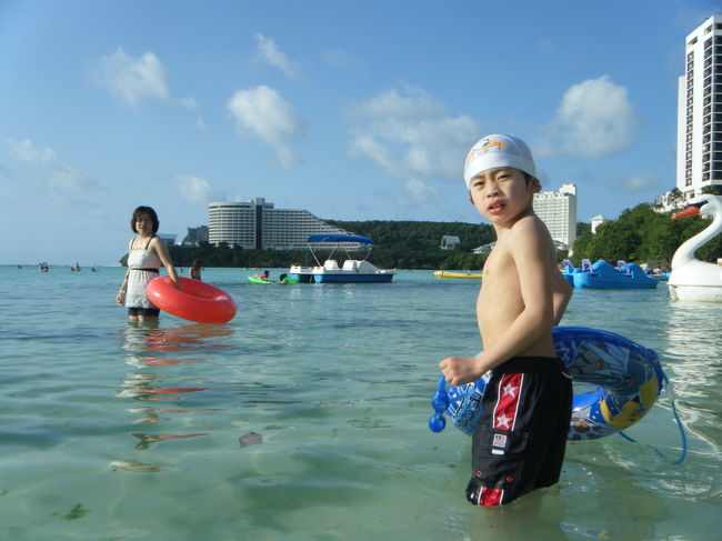 まずは、ビーチへ。<br />ビーチのチェアは有料です。<br />夕方のためか、藻のようなものがたくさん浮いていました。<br />遠浅なので、遠くまで歩いていけます。