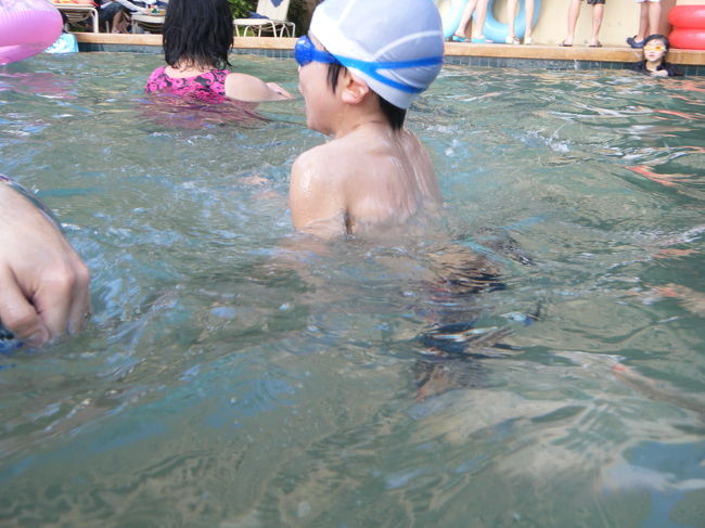 今度はプールへ。<br />子供用のスライダーのあるプールが人気でした。<br />全体的にプールは深めで、120センチの子供はつま先立ちで何とか移動。浮き輪は必要です。