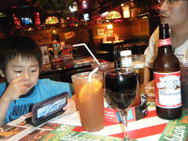 プールから上がり、早めの夕食です。<br />予約なしでしたが、5時くらいだったためすぐ席を用意してもらいました。<br />旅行会社から貰ったハッピーカードでジュースを頂きました。