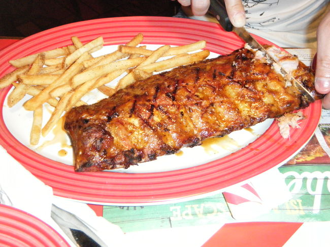 ベイビーバックリブです。<br />ソースがフルーティで美味しかった。<br />大きなナイフで切り分けます。<br />子供も手づかみで食べれるため、喜んでました。<br />ポテトも美味しいかったです。<br /><br />