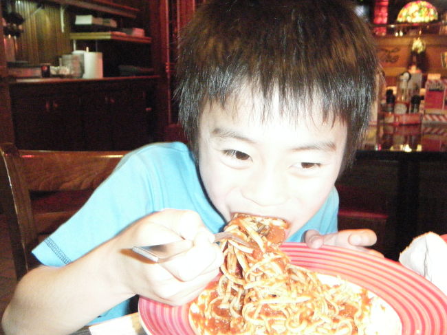 子供は、キッズメニューのパスタです。<br />量的には、日本のキッズメニューより多いかも。<br />でも、うちの子供には足りなかったようです。
