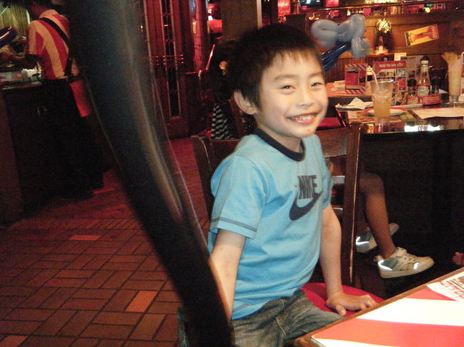 子供に風船を貰いました。<br />男の子は剣、女の子はお花でした。<br />この後、JPスーパーストアで買い物をしたので、少し邪魔でしたが・・・。