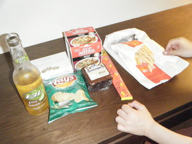 子供がもっとポテトを食べたいというので、マックでポテトを買いました。<br />後はABCストアでビール、ミネラルウオーター、お菓子などを買い、部屋でのんびりします。<br />ABCストアで買った、チョコケーキが意外に美味しかったです。（真ん中のラップに包まれているもの）