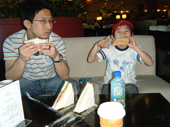 2日目です。<br />朝はスコールがあり、どんよりしてました。<br />朝食はついてないので、ホテルのロビーで朝食を頂きます。