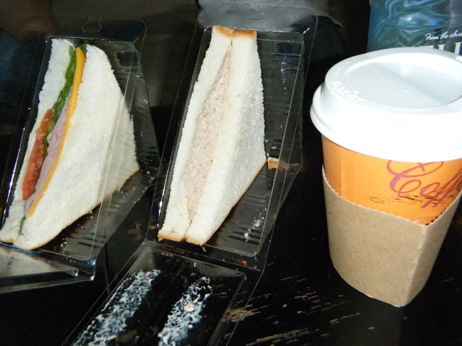 BLTサンドとツナサンドを3人で分けました。<br />他には、おにぎり、ホットドック、カットフルーツなどがありました。<br />サンドイッチはパンが大きく食べ応えがありました。