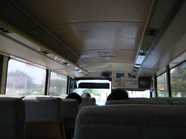 9時から半日観光に出発です。<br />アメリカンなバスに乗ります。順番にホテルを回りピックアップします。