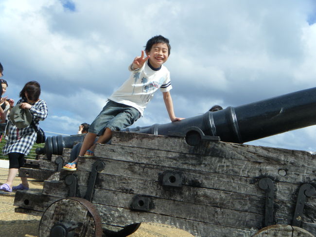 大砲が3基ありました。<br />それに乗って記念撮影です。