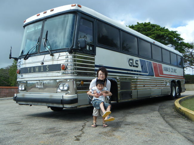 このバスで移動しました。<br />ガイドは日本人の方で、グアムのいいところ悪いところをブラックジョークを交えながらガイドしてくれました。<br />観光気分だけではなく、注意しないといけないことを教えてくれたので、参加してよかったです。<br />（グアムの道路はスリップしやすいので、特に坂のところでは歩道にいても車が突っ込んでこないか気をつけるなど）