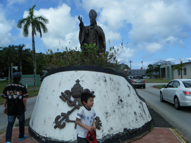 次は、ラッテストーン公園、スペイン広場へいきました。<br />ラッテストーン公園では、日本の防空壕にも入ることができます。ラッテストーン公園からスペイン広場までは道路を横断し、ガイドは先導はしますがどんどん先に度行ってしまうので基本的に自主責任で横断します。<br />木の成長が日本より早いこと、台風のために壊れている建造物もなかなか修繕しないことなど説明してくれます。<br />