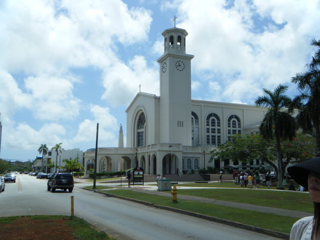 聖母マリア大聖堂です。<br /><br />この後、マイクロネシアモールに行きました。<br />ここでは1時間あり、買いものの下見を兼ねて、ぐるぐる見て回りました。<br />子供の誕生日ということもあり、DSソフトを買いました。<br />余った時間でフードコートでバーガーキングを食べました。この後、ハリウッドプラネッドで昼食の予定だったので軽くつまみました。